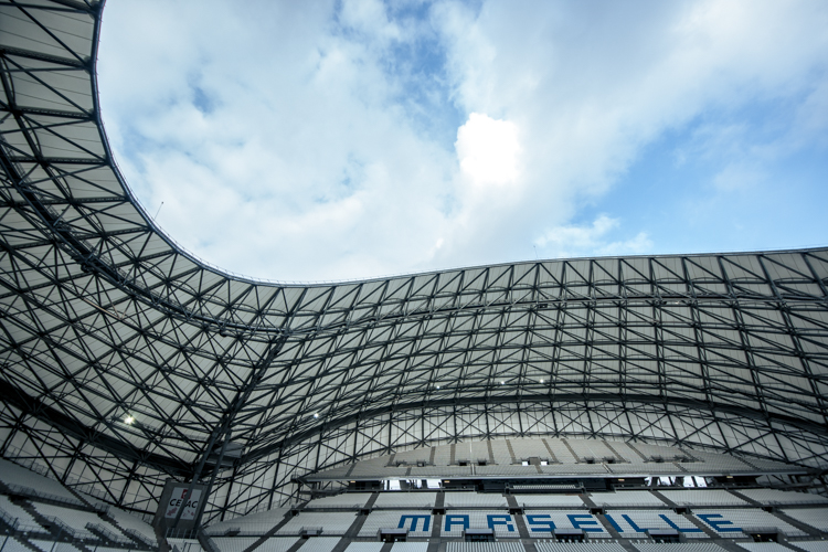 Louverture du toit du stade Vélodrome vu de lintérieur laissant apparaitre un ciel bleu parsemé de nuages.