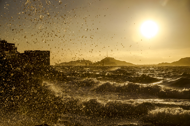 Un jour de grand Mistral sur la plage des Catalans, la mer démontée sous un soleil radieux.