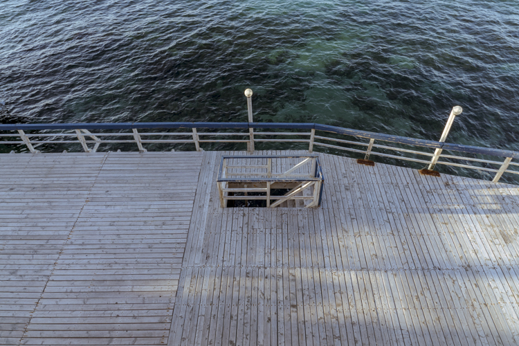 Un ponton avec un escalier menant à la mer sur la Corniche à Marseiile.
