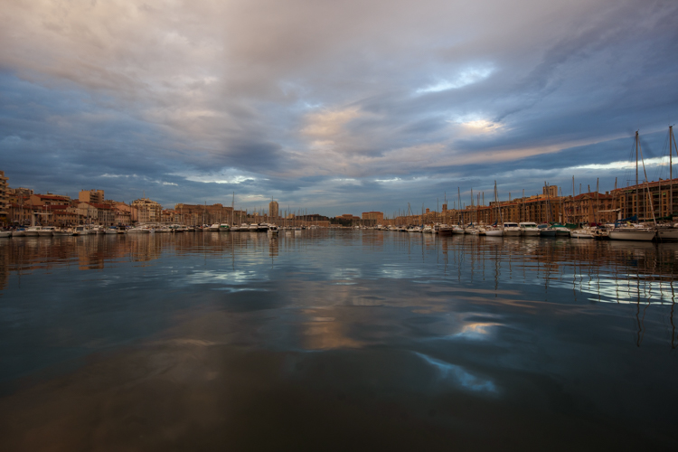 Le reflet du ciel nuageux dans les eaux du Vieux-Port à Marseille après une forte pluie d'orage.