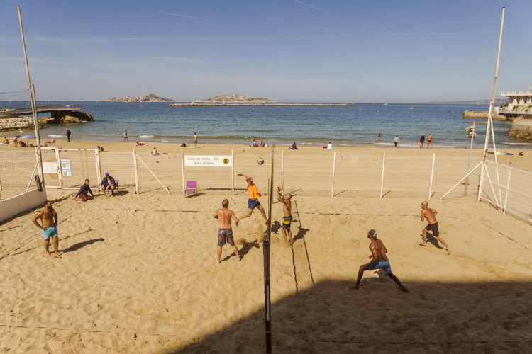 Des joueurs de beach-volley sur la plage des Catalans par un doux matin de printemps.