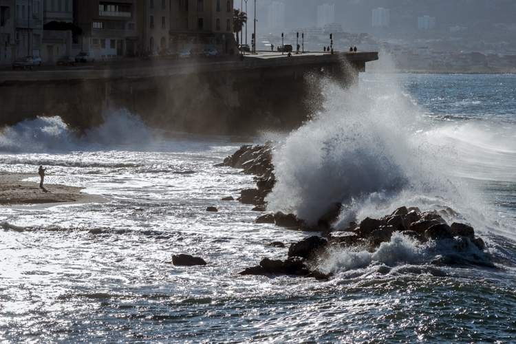 La plage du Prophète submergée par une vague un jour de tempête sur la Méditerranée.