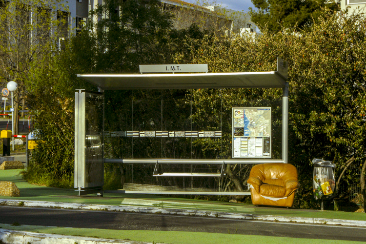 Un abri bus dans la technopole de Château-Gombert équipé d'un fauteuil en cuir.