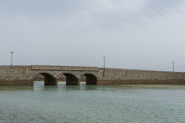 Un pont de pierre qui relie la cit� Arrecife au ch�teau San Gabriel.