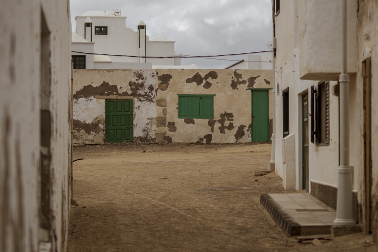 Une petite rue de terre dans la village de Caleta de Famara.