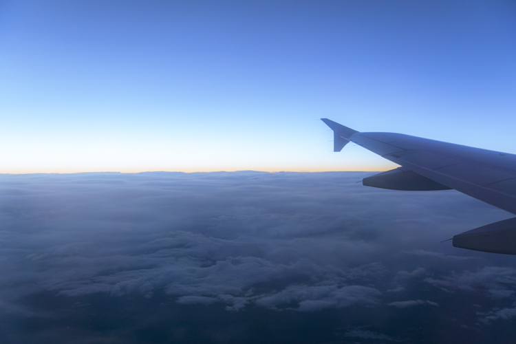 Dans l'avion du retour, au-dessus des nuages.