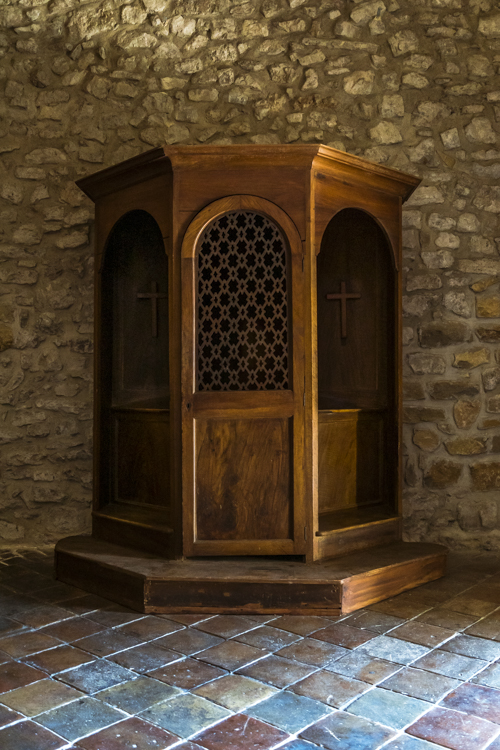 Le confessionnal de l'église de la Transfiguration du Castellet, petit village du Var dans le sud de la France.