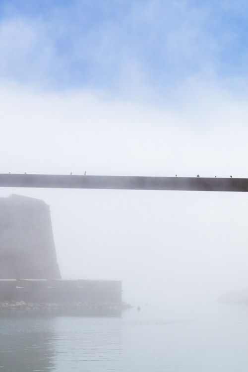 La passerelle reliant le MuCEM au Fort Saint-Jean suplombant la M�diterran�e est noy� dans les entr�es maritimes brumeuses.