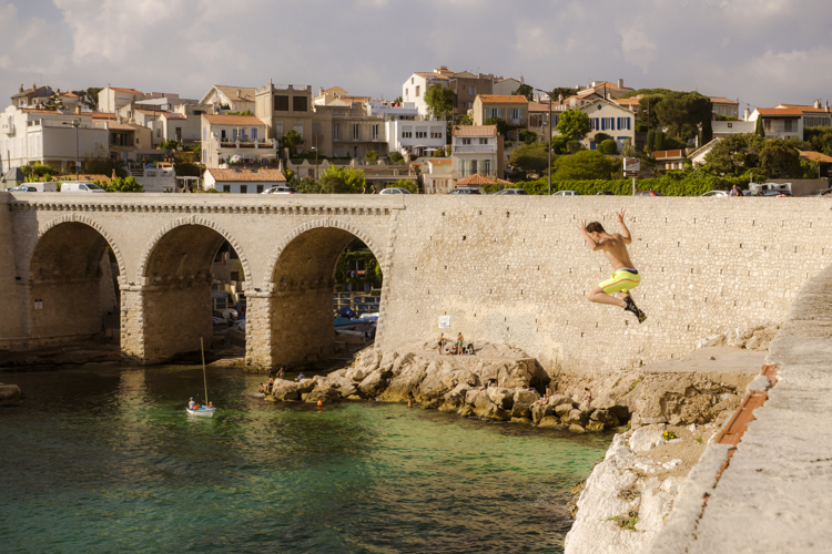 Un adolescent saute du haut de la Corniche Kennedy à Marseille au niveau de lAnse de la Fausse Monnaie. Un saut qui le fera atterrir dans la Méditerranée une dizaine de mètre plus bas.