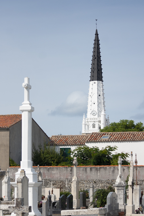 Le clocher bicolore de l'église Saint-Etienne d'Ars-en-Ré sur l'Ile de Ré.