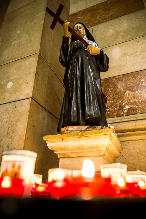 Des bougies devant une statue de la Vierge dans la cathédrale Sainte-Marie-Majeure, dite La Major.