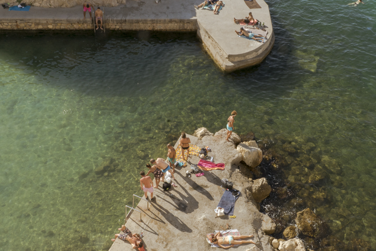 La piscine du Vallon des Auffes à Marseille avec ses baigneurs.